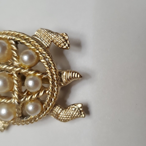 Golden and Pearl Turtle Brooch - Picture 6 of 6